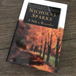 A Walk to Remember by: Nicholas Sparks hardback book